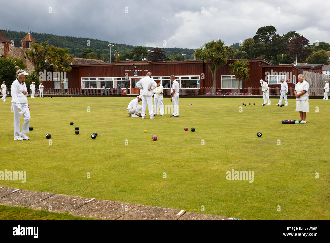 Senior uomini e donne di Sidmouth Club di bocce giocando a bocce. Foto Stock