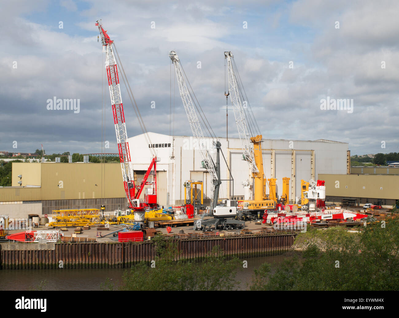 Gru Liebherr factory si vede attraverso il fiume indossare a Sunderland, England, Regno Unito Foto Stock
