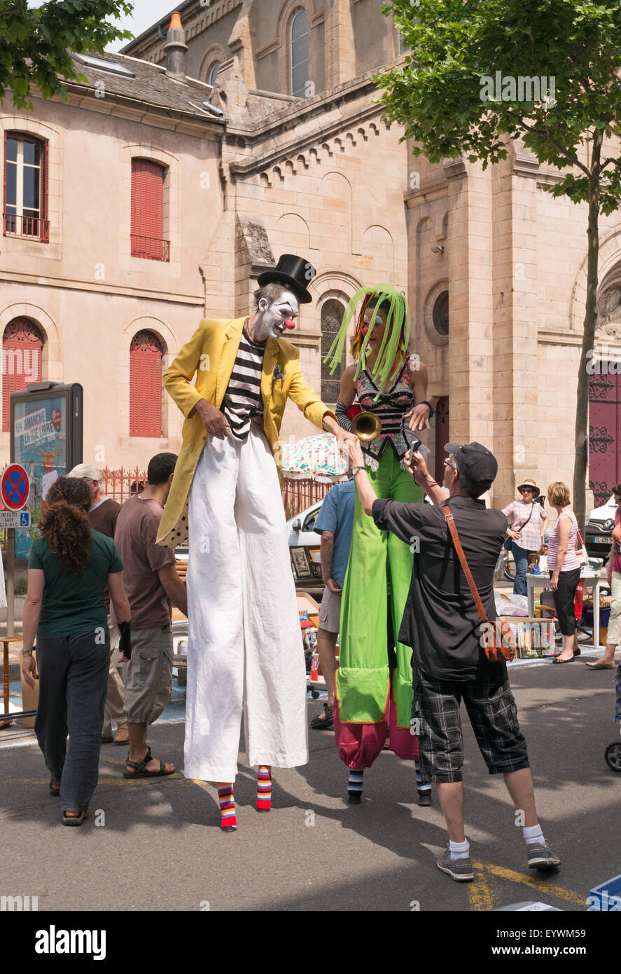 L'uomo prendendo fotografia di trampolieri a Millau mercato all'aperto, Aveyron, Midi-Pirenei, Francia, Europa Foto Stock