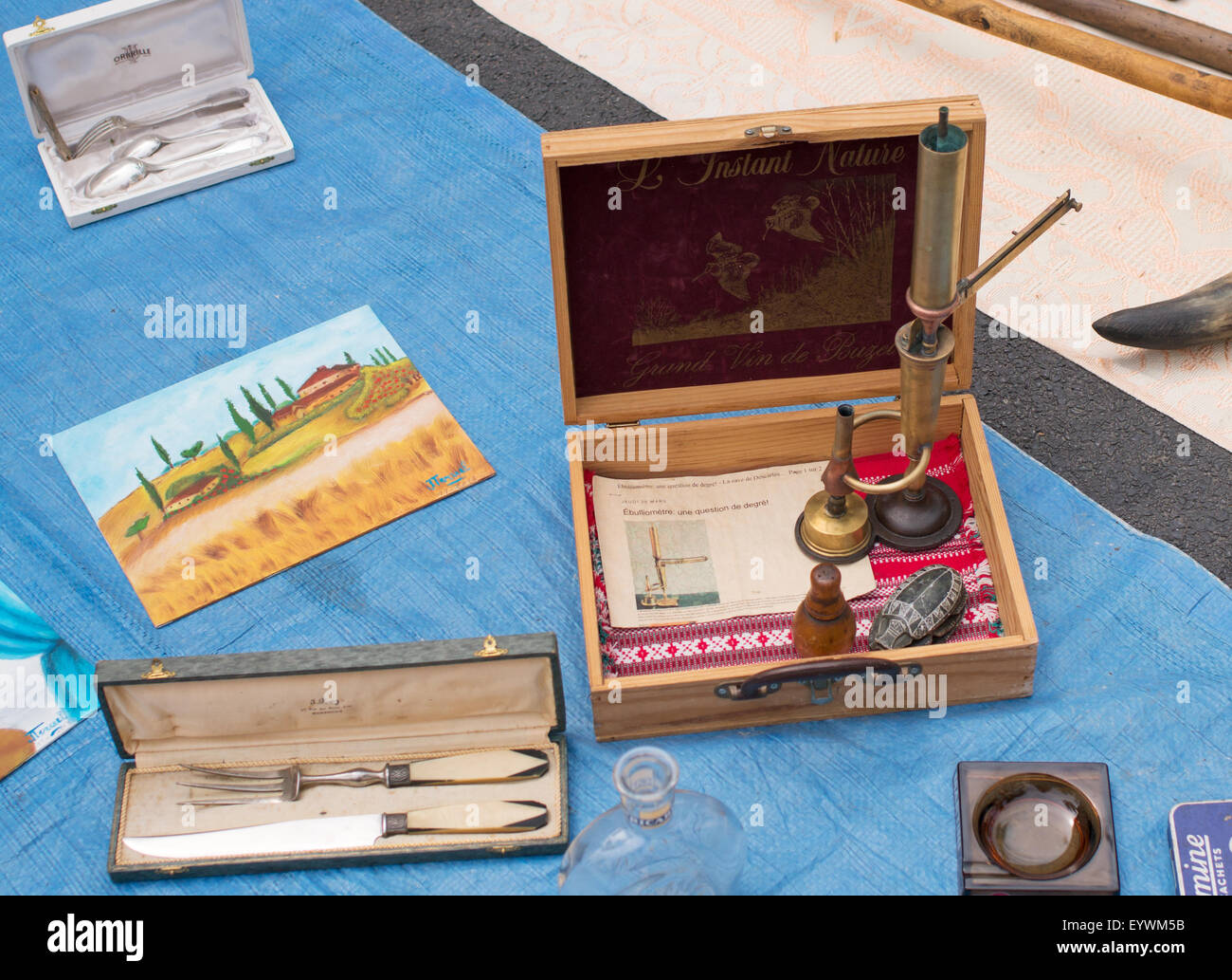 Un antico ebulliometro offerto in vendita a Millau mercato all'aperto, Aveyron, Midi-Pirenei, Francia, Europa Foto Stock