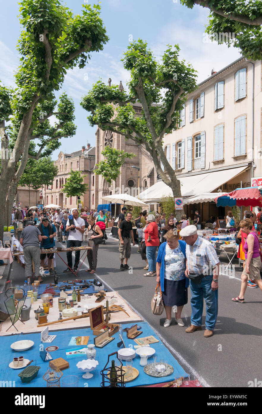 Coppia senior esaminare le merci a Millau mercato all'aperto, Aveyron, Midi-Pirenei, Francia, Europa Foto Stock