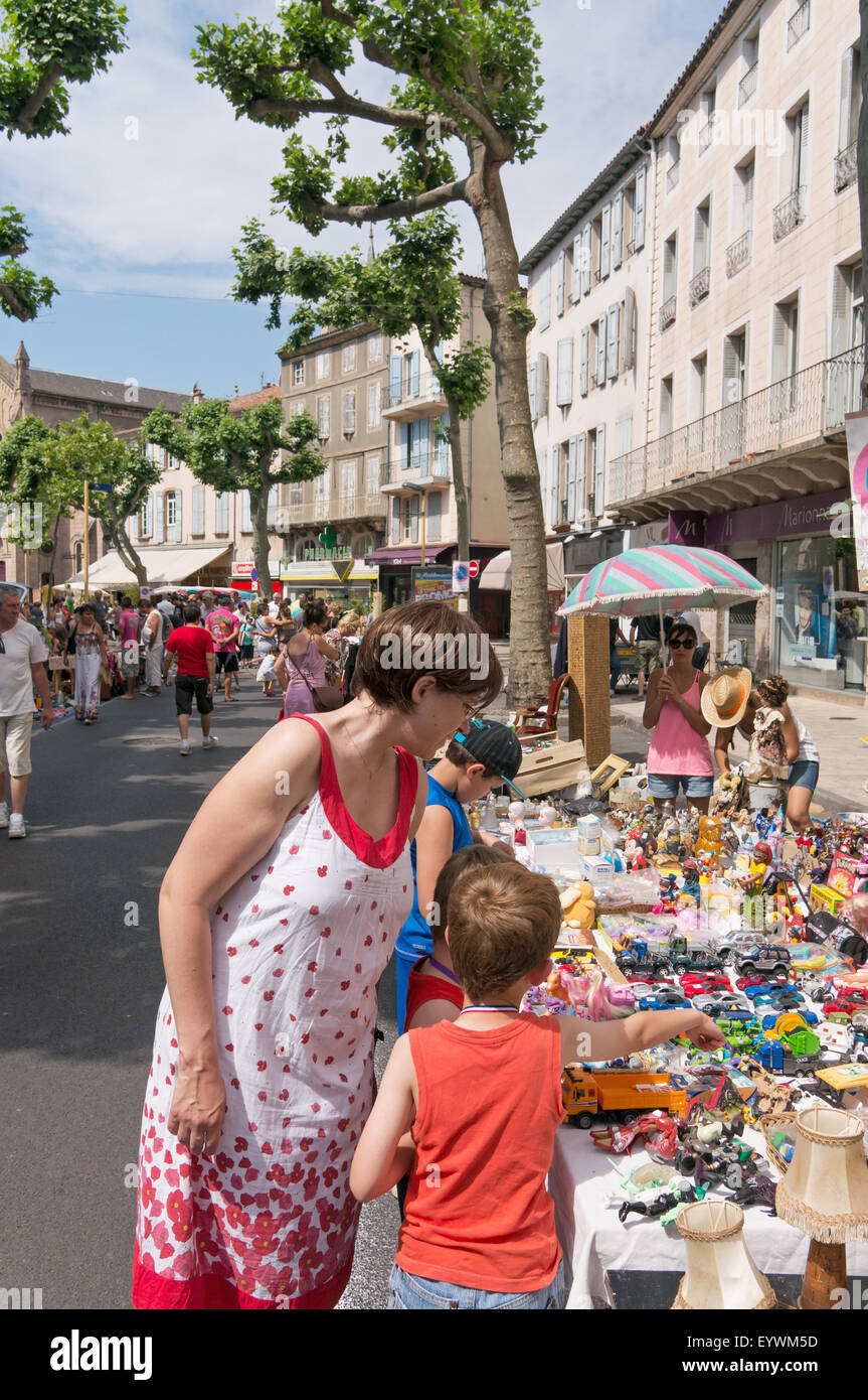 Donna e bambino guardando i giocattoli in un mercato rionale Millau, Aveyron, Midi-Pirenei, Francia, Europa Foto Stock