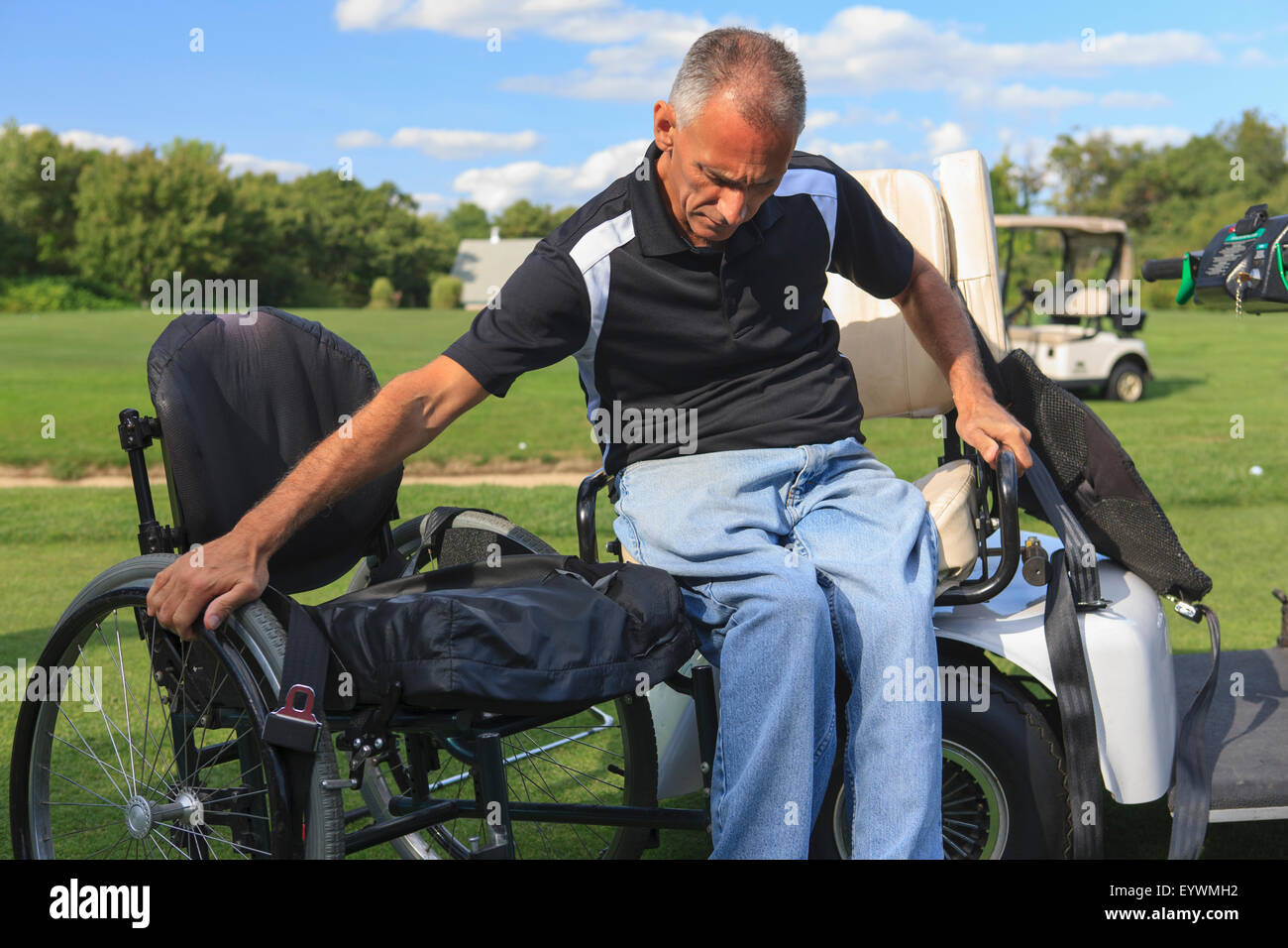 Uomo con una lesione del midollo spinale in un adaptive golf cart per arrivare nella sua sedia a rotelle Foto Stock