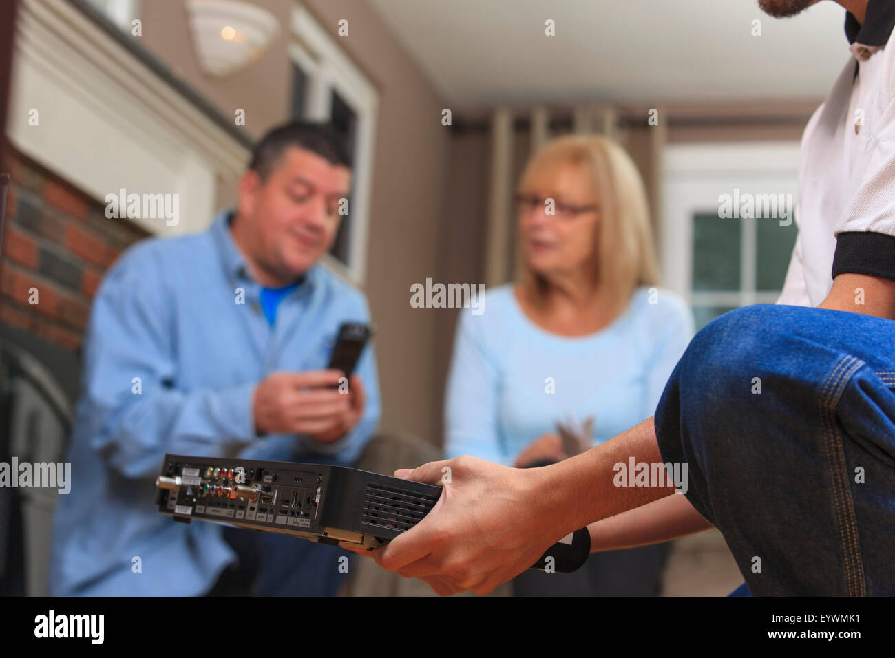 I proprietari di casa per imparare a utilizzare il telecomando come installatore mette nel decoder via cavo Foto Stock