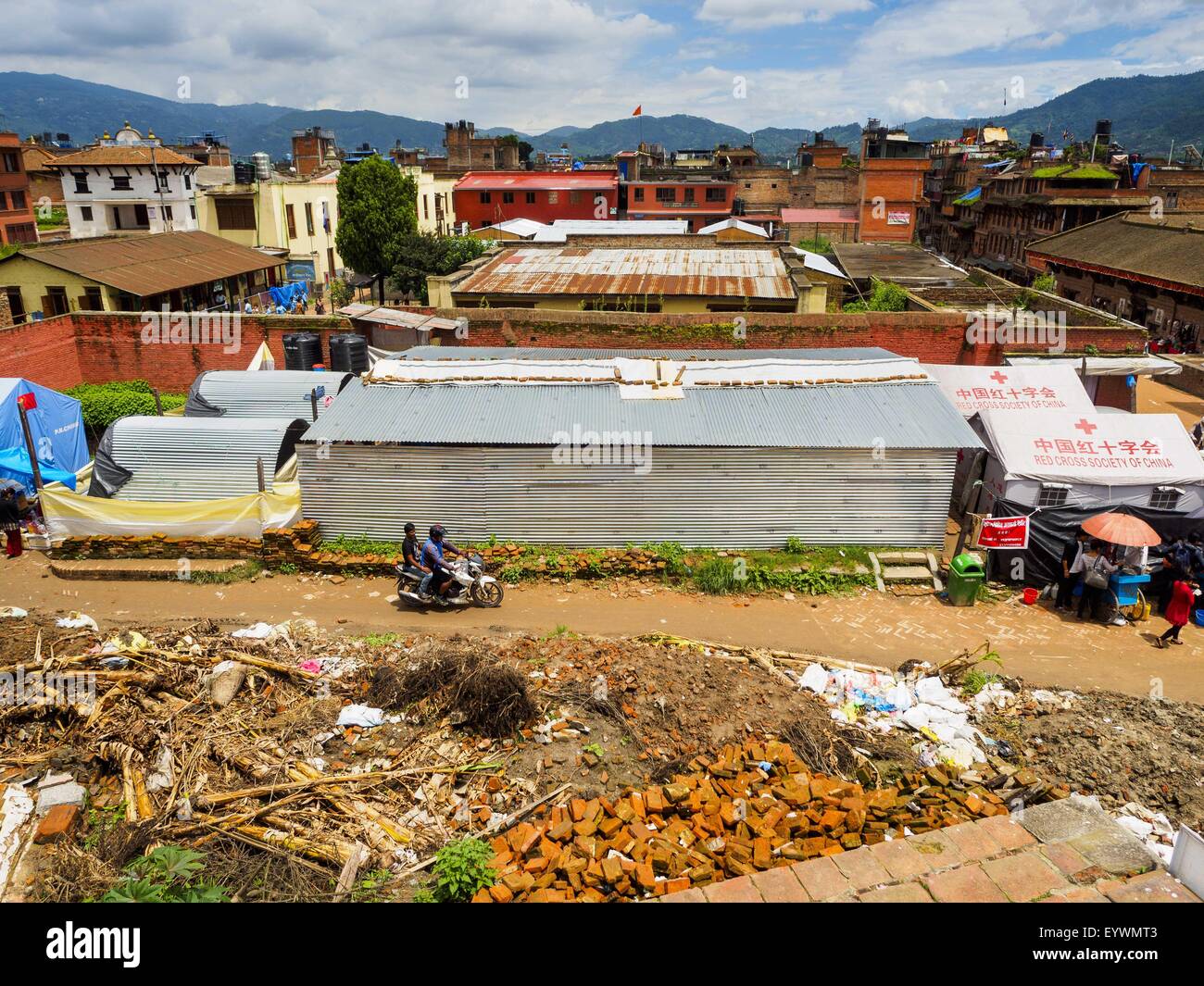 Bhaktapur, Regione centrale, Nepal. 2 agosto, 2015. Un piccolo sfollati interni Persona (IDP) camp a Durbar Square a Bhaktapur per le persone rimaste senza casa dal Nepal terremoto. Il Nepal terremoto del 25 aprile 2015, (noto anche come il terremoto di Gorkha) ha ucciso più di 9 mila persone e il ferimento di più di 23.000. Essa aveva una grandezza di 7,8. L'epicentro è stato a est del distretto di Lamjung, e il suo ipocentro era ad una profondità di circa 15Â km 9.3Â (mi). È stato il peggior disastro naturale di sciopero Nepal dal 1934 Nepal'""Bihar terremoto. Il terremoto ha innescato una valanga sul Monte Ev Foto Stock