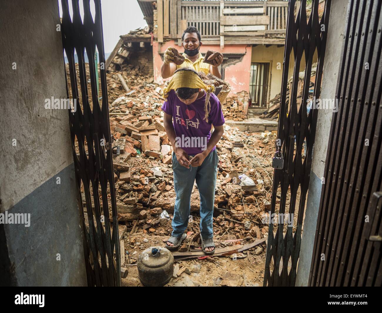 Luglio 31, 2015 - Kathmandu, Nepal - Lavoratori recuperare mattoni da Swayambhunath, noto anche come il Tempio delle Scimmie. Si tratta di un complesso di templi buddisti e indù a Kathmandu. Fu gravemente danneggiata nel terremoto del Nepal. Il Nepal terremoto del 25 aprile 2015, (noto anche come il terremoto di Gorkha) ha ucciso più di 9 mila persone e il ferimento di più di 23.000. Essa aveva una grandezza di 7,8. L'epicentro è stato a est del distretto di Lamjung, e il suo ipocentro era ad una profondità di circa 15Â km 9.3Â (mi). È stato il peggior disastro naturale di sciopero Nepal dal 1934 Nepal'""Bihar terremoto. La ea Foto Stock