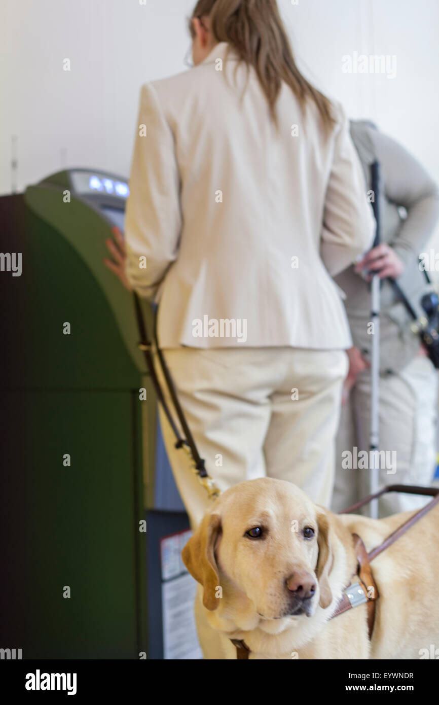 Due giovani donne cieche utilizzando una banca bancomat Foto Stock