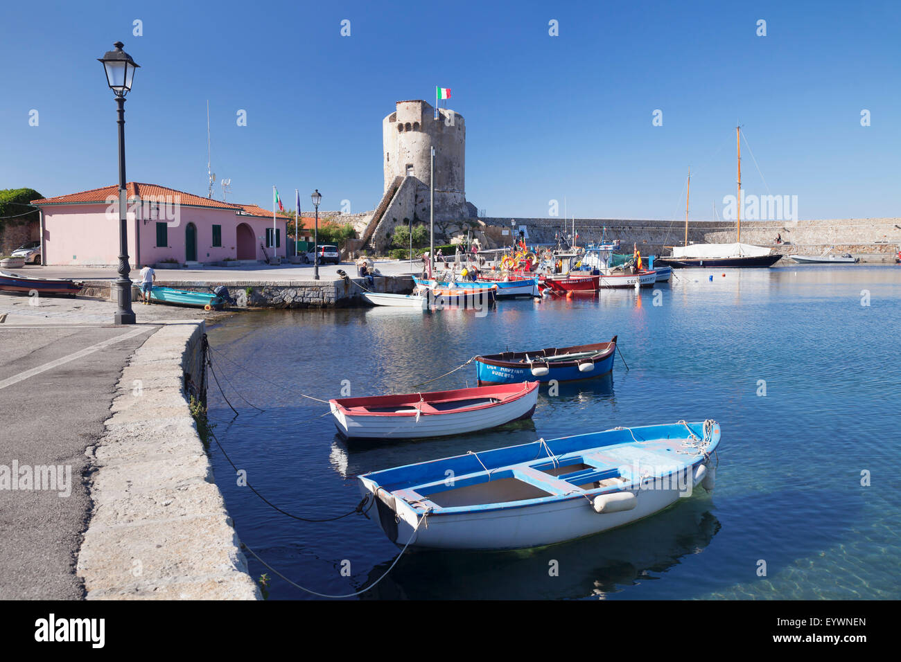 Porto di Marciana Marina con la Torre La Torre Pisana, Marciana Marina, Isola d'Elba, Provincia di Livorno, Toscana, Italia Foto Stock