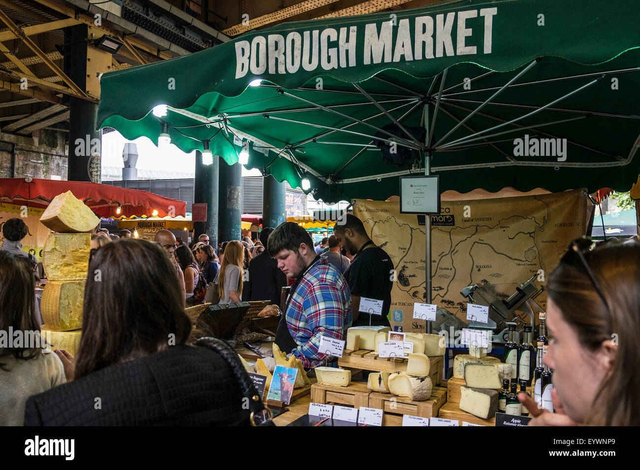 Un formaggio stallo a Borough Market di Londra. Foto Stock
