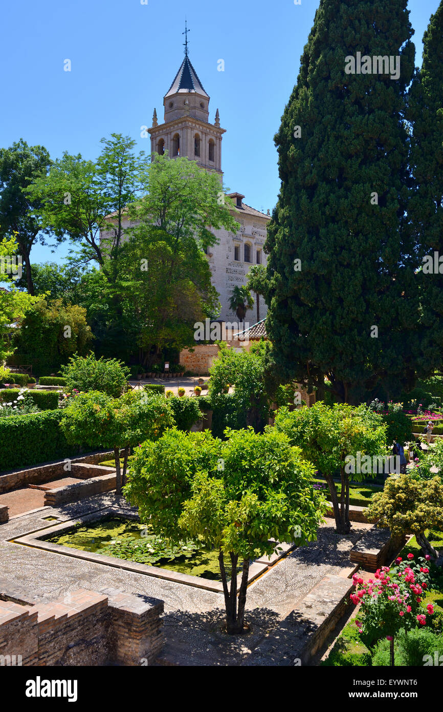 Sito di Palacio de Yusuf III con la Chiesa di Santa María oltre, Alhambra Palace complesso, Granada, Andalusia, Spagna Foto Stock