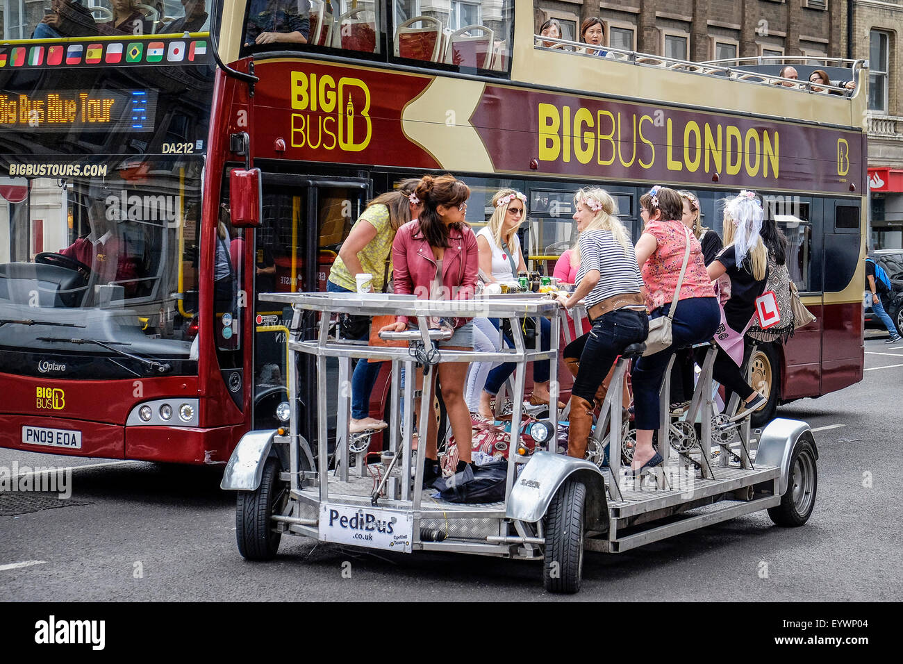 Un partito di gallina a cavallo su PediBus in Southwalk, Londra. Foto Stock