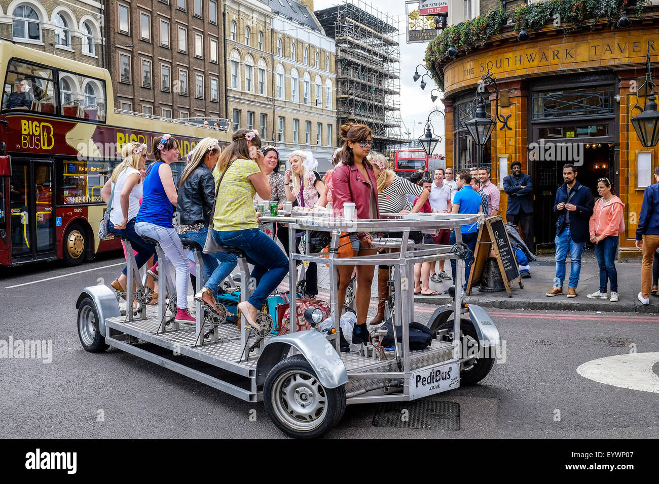 Un partito di gallina che viaggiano su un PediBus in Southwalk, Londra. Foto Stock