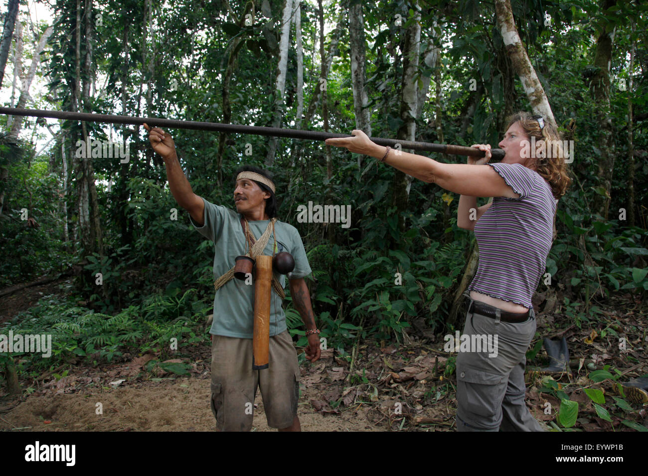 Ecoturismo con native Huaorani nazione a Yasuni National Park, Amazon, Ecuador, Sud America Foto Stock
