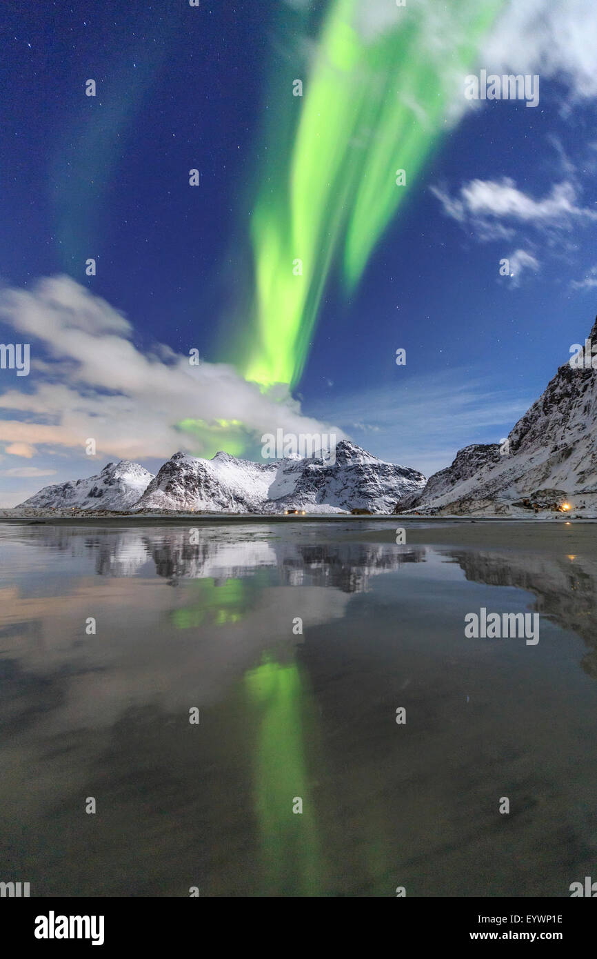 Luci del nord (aurora boreale) e le montagne si riflette nelle acque fredde, Skagsanden, Isole Lofoten artico, Norvegia Foto Stock