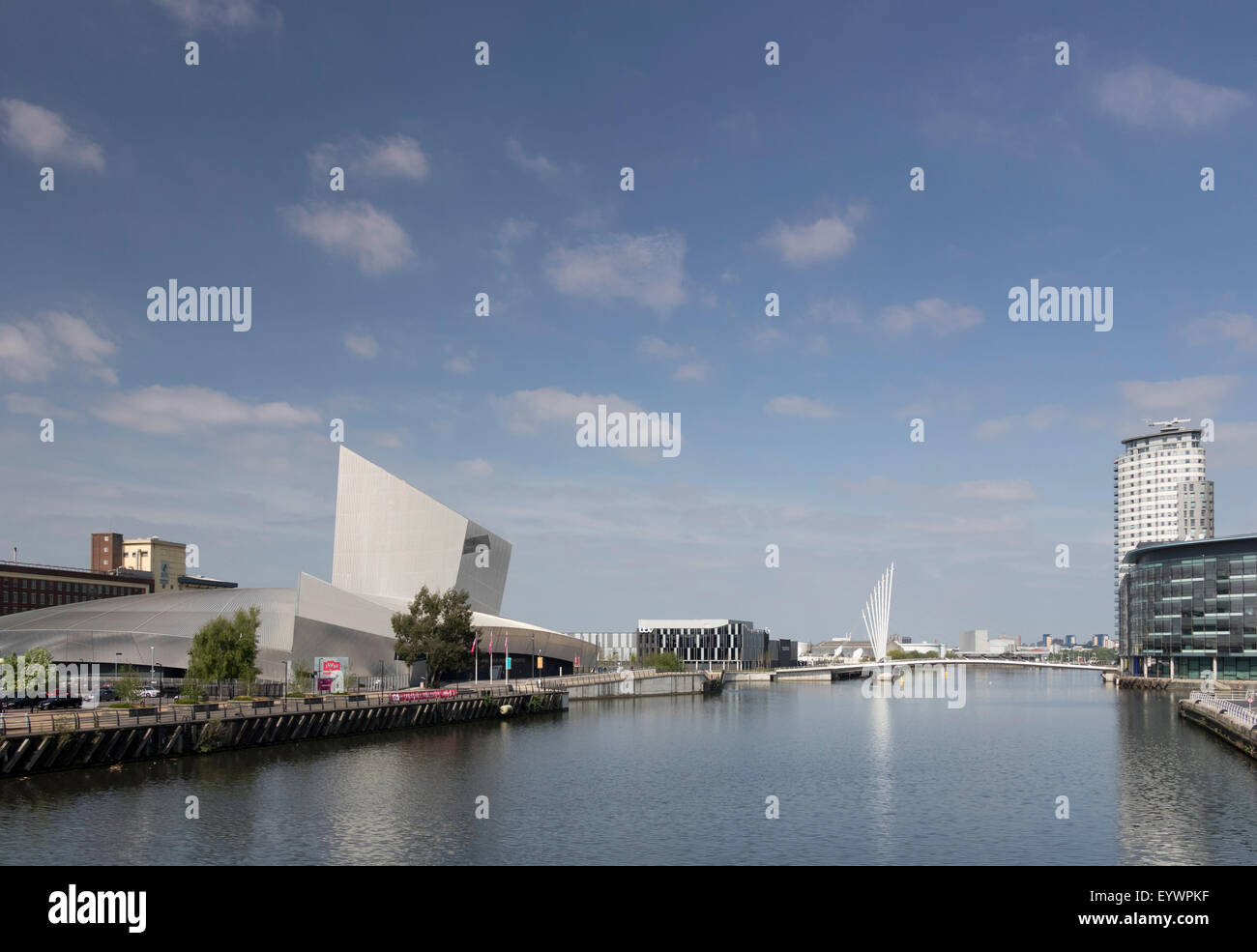 Imperial War Museum North e Manchester Ship Canal, Salford Quays, Manchester, Inghilterra, Regno Unito, Europa Foto Stock