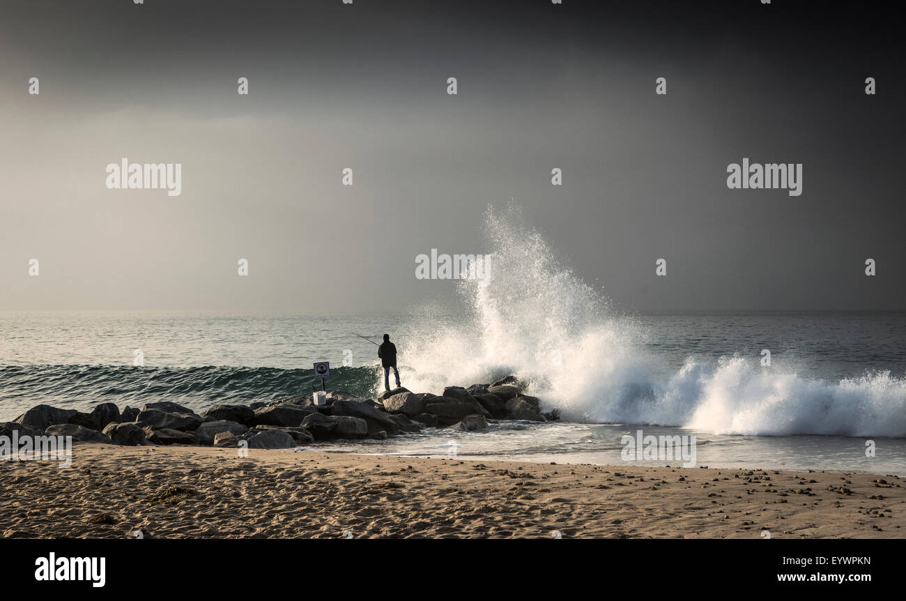 La mattina presto pescatore sul Will Rogers Beach, Pacific Palisades, California, Stati Uniti d'America, America del Nord Foto Stock