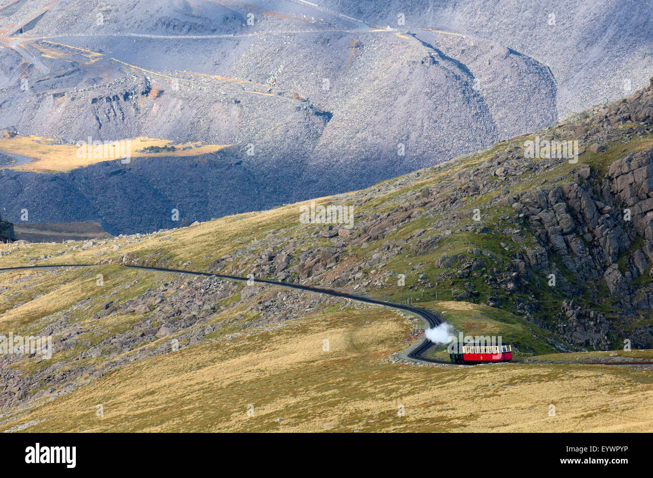 Treno a vapore sul percorso tra Llanberis e la cima di Mount Snowdon nel Parco Nazionale di Snowdonia, Gwynedd, Wales, Regno Unito Foto Stock