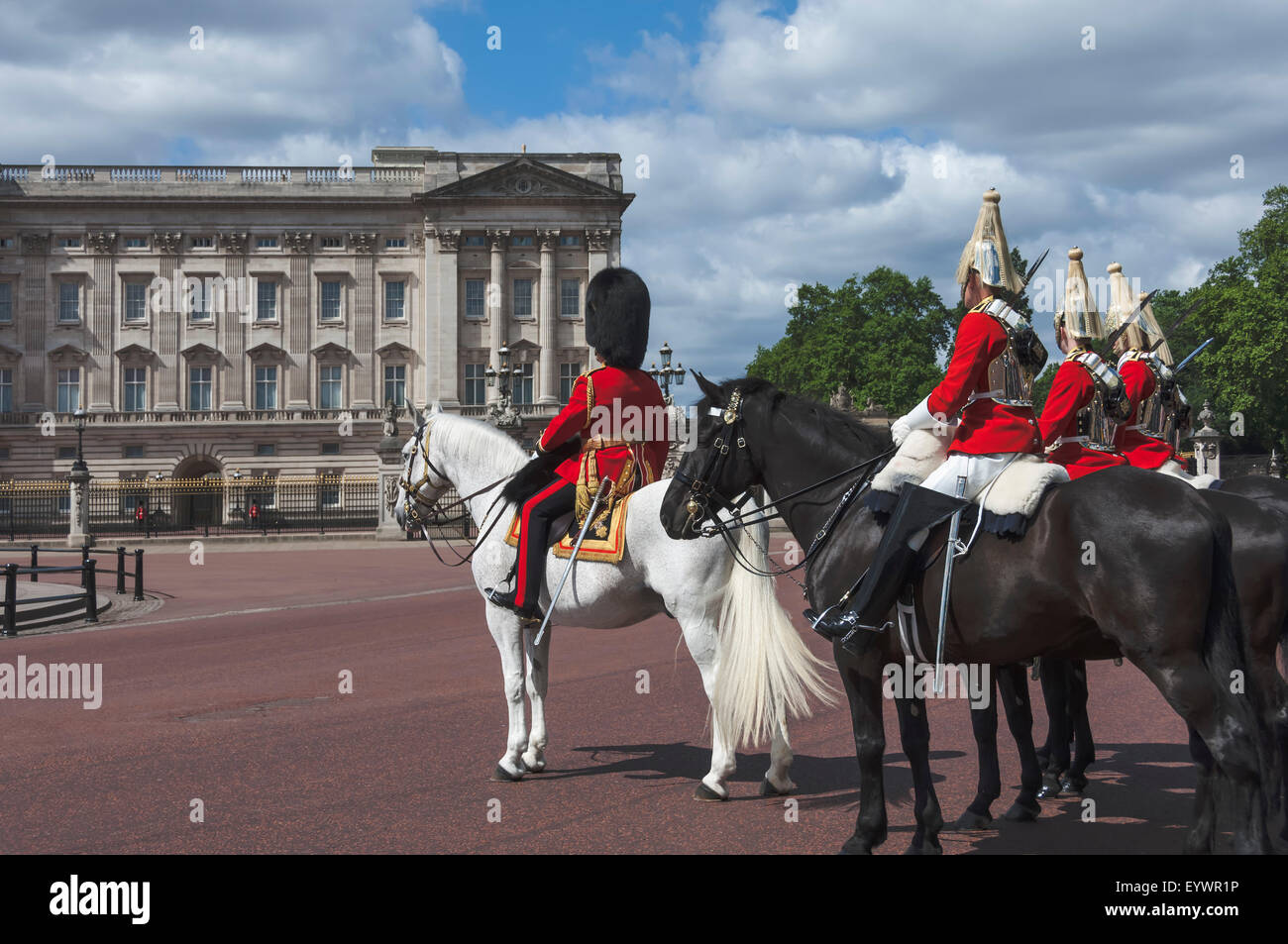 Guards Officer e scorta in attesa di protezioni distacchi fuori Buckingham Palace, London, England, Regno Unito, Europa Foto Stock