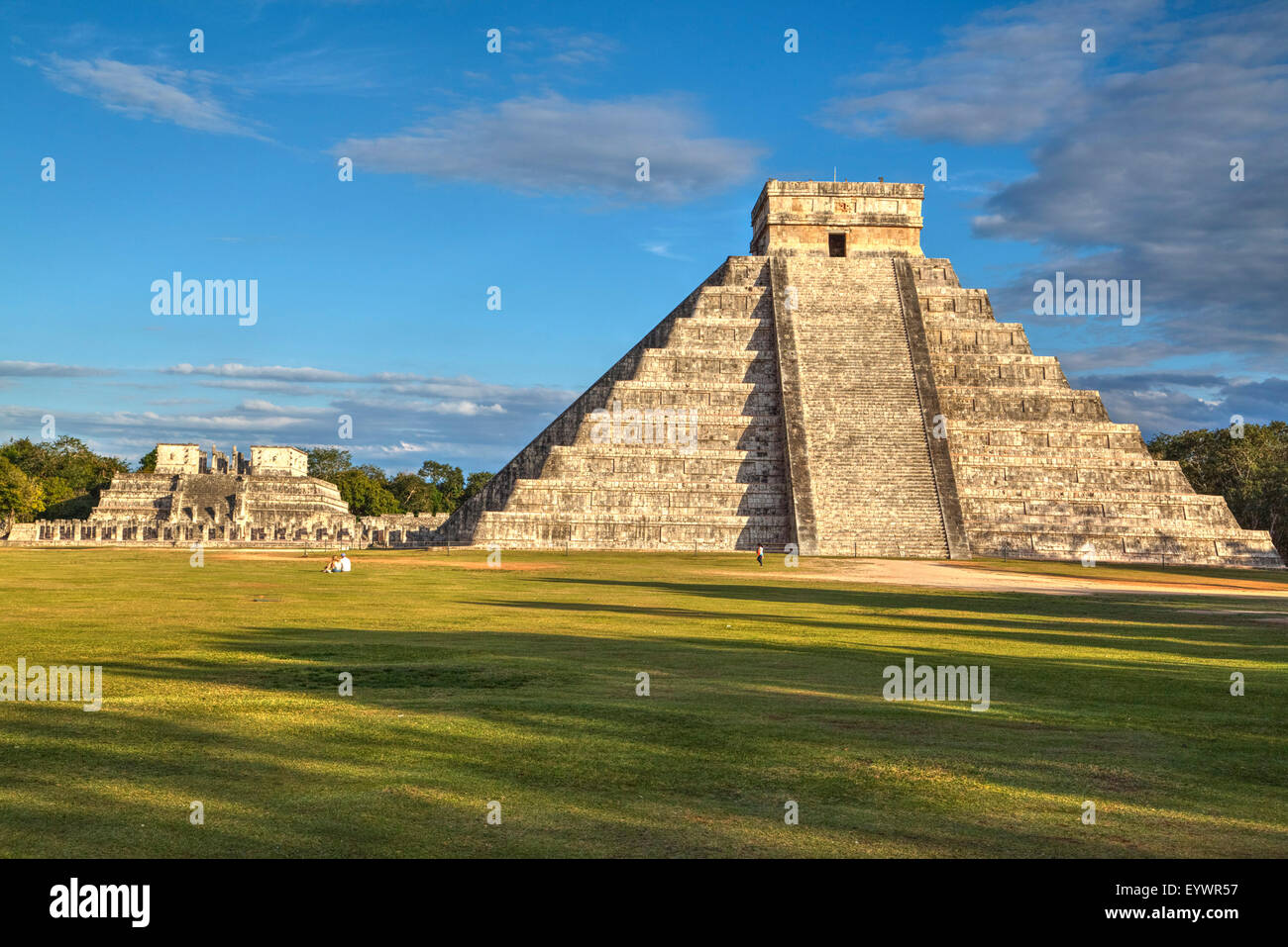 El Castillo (piramide di Kulkulcan), Chichen Itza, Sito Patrimonio Mondiale dell'UNESCO, Yucatan, Messico, America del Nord Foto Stock