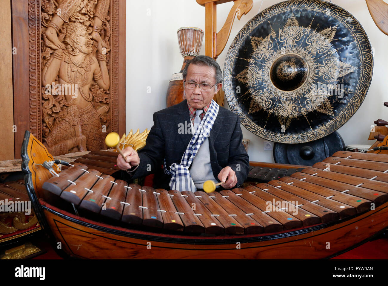 Il laotiano musica tradizionale, Lanat xilofono, Wat Velouvanaram, Bussy St George, Seine et Marne, Francia, Europa Foto Stock