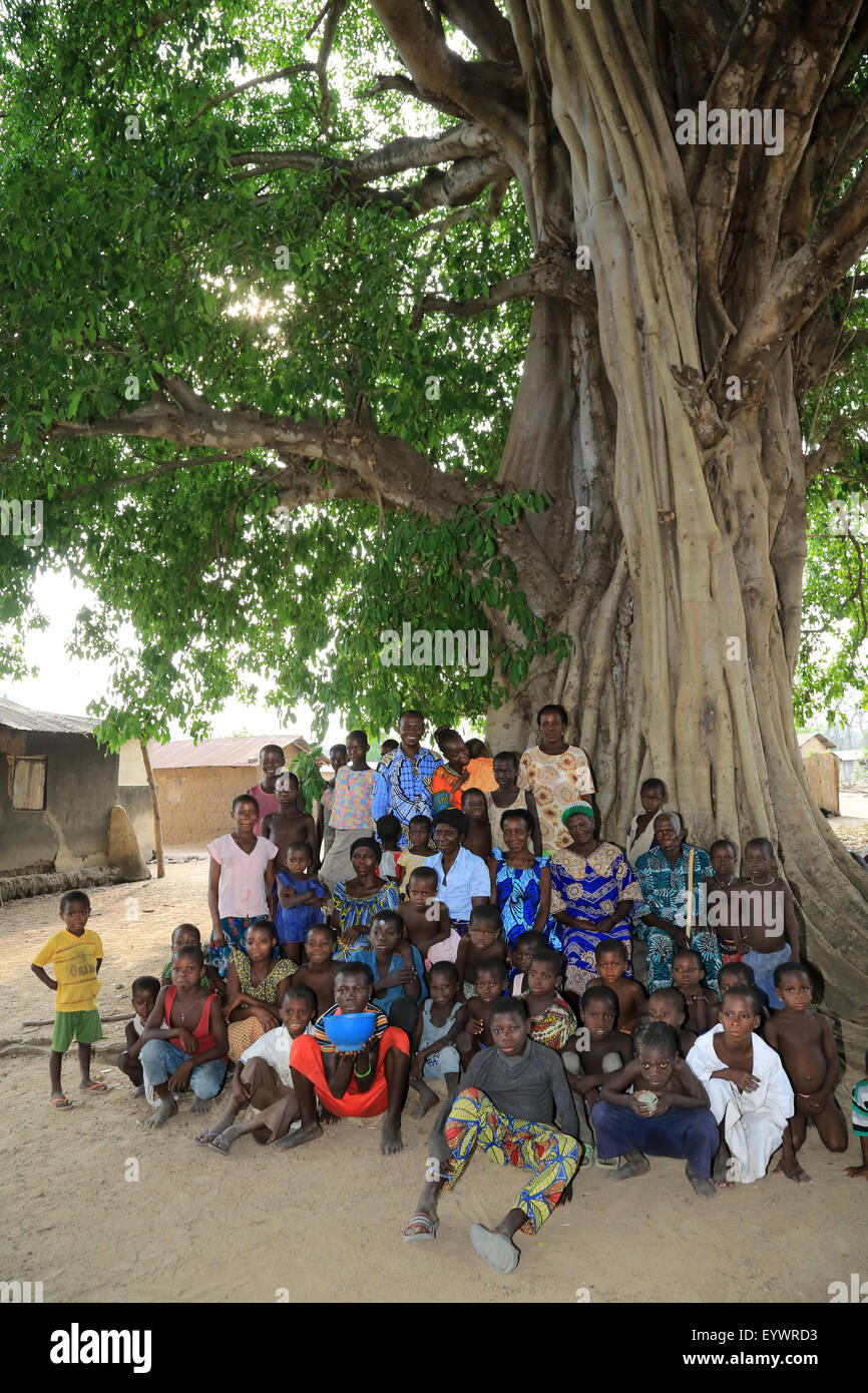 Famiglia africana sotto il noioso tree, Datcha-Attikpay, Togo, Africa occidentale, Africa Foto Stock