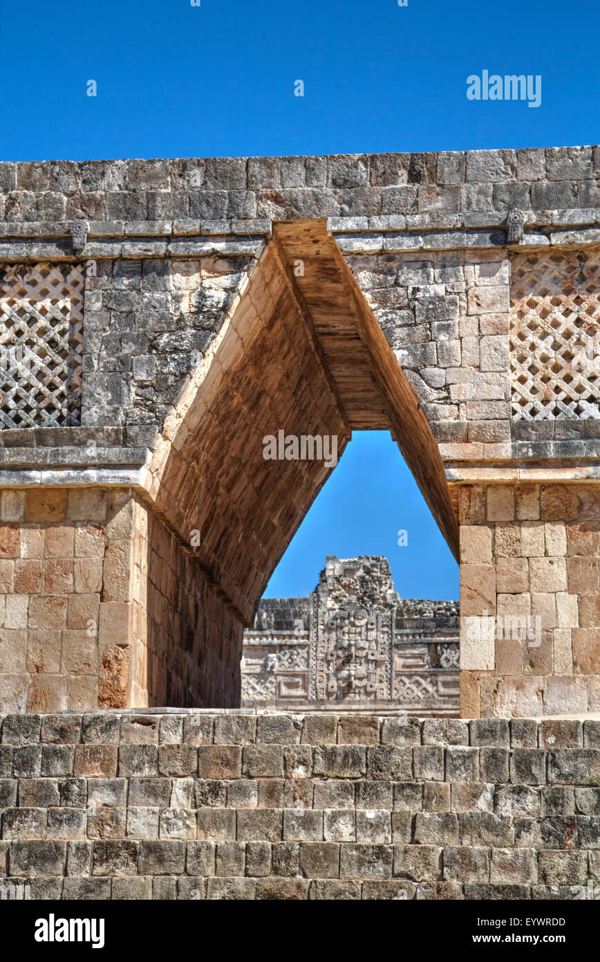 Corbelled arch, monache un quadrangolo Uxmal, archeologici Maya, sito Patrimonio Mondiale dell Unesco, Yucatan, Messico, America del Nord Foto Stock