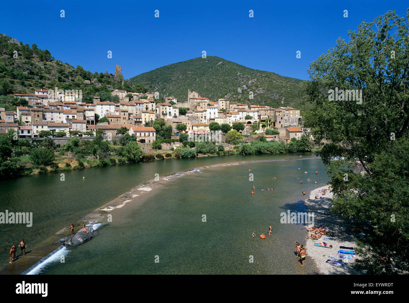 Villaggio sul fiume Orb, Roquebrun, dipartimento di Herault, Languedoc-Roussillon, Francia, Europa Foto Stock