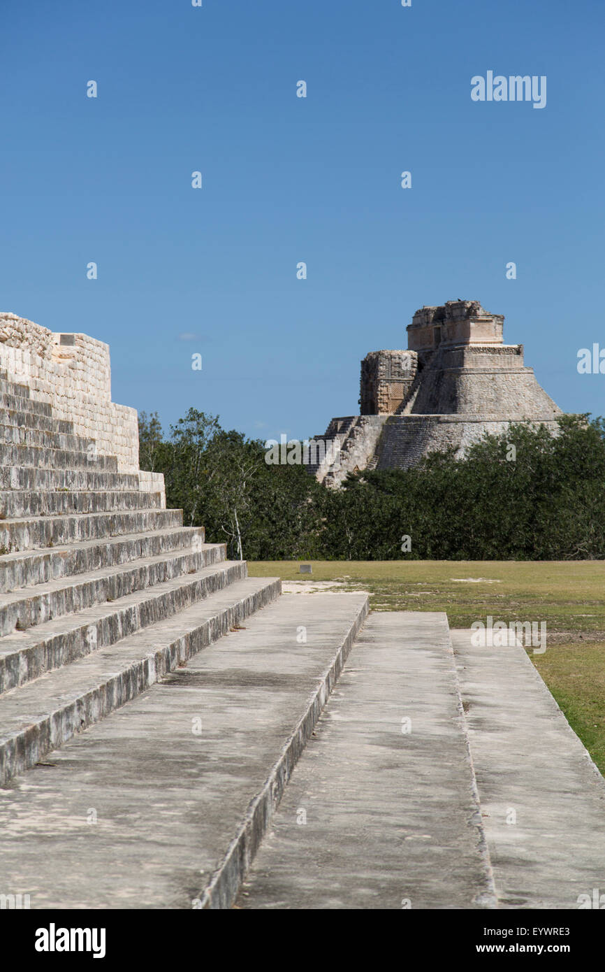 Palazzo del Governatore sulla sinistra e la Piramide del mago al di là, Uxmal, Maya sito archeologico, UNESCO, Yucatan, Messico Foto Stock