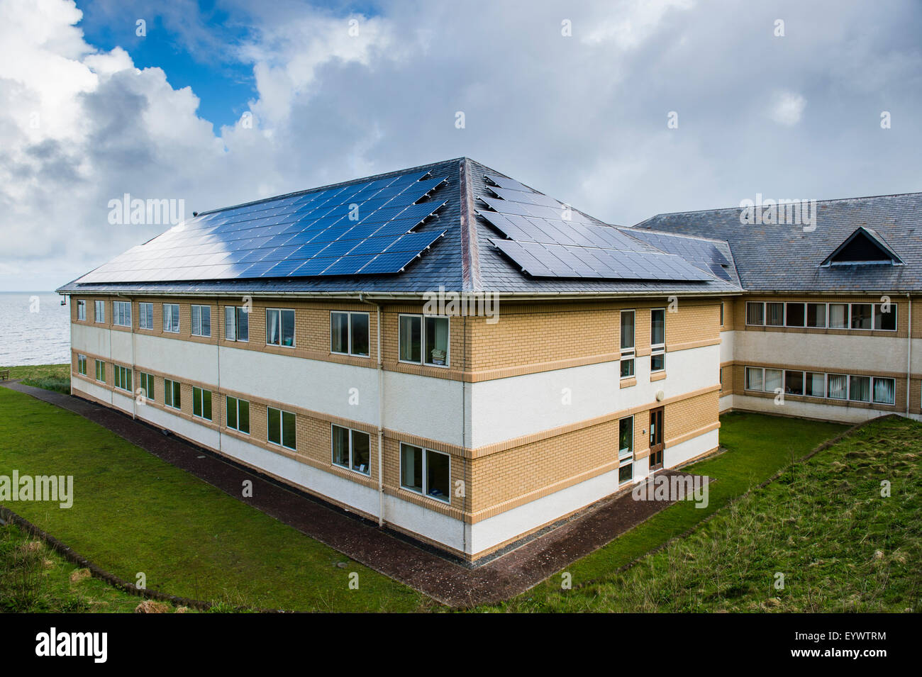 Pannelli solari installati in violazione della loro pianificazione regole e linee guida sul tetto della sede di Ceredigion County Council, Aberaeron Wales UK., giovedì 7 maggio 2015 Foto Stock