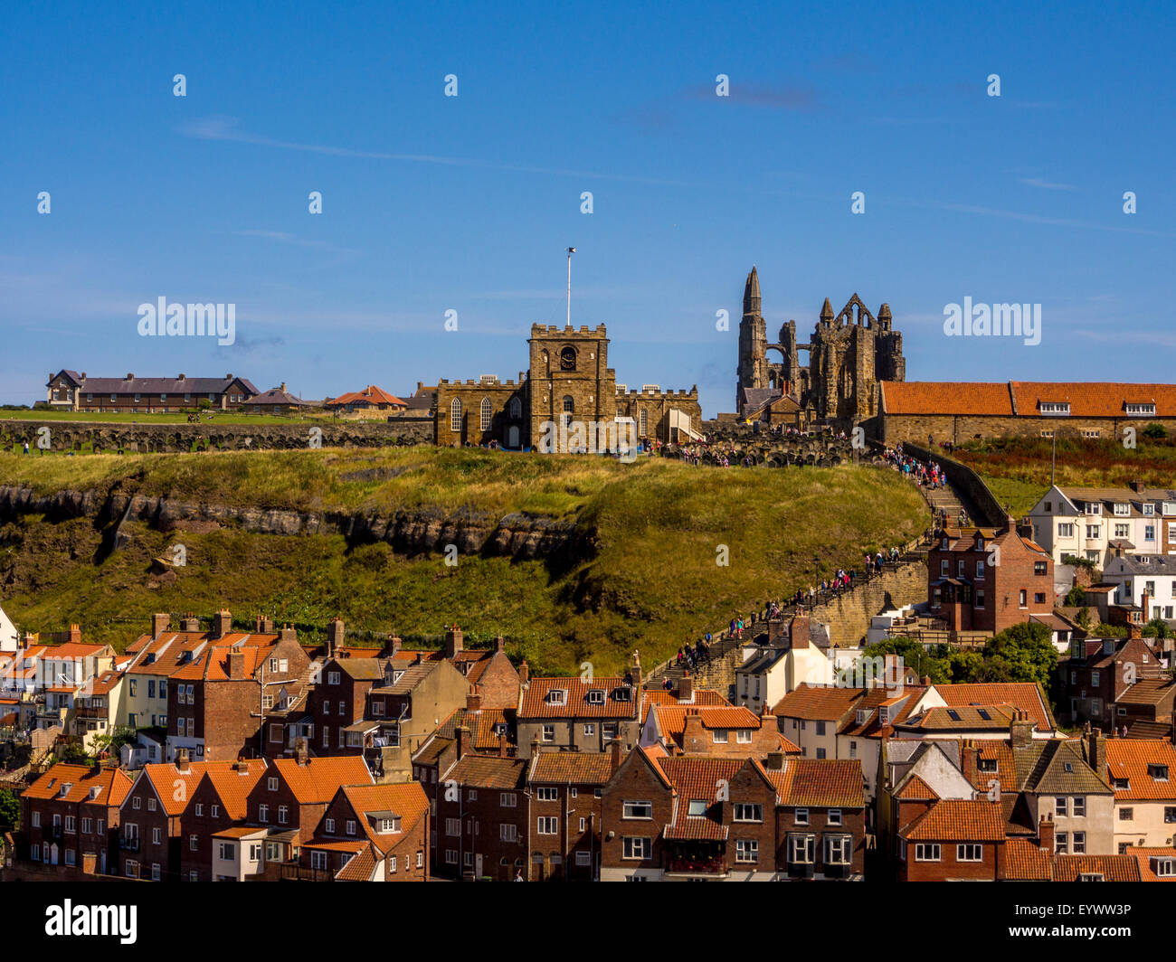 Chiesa di Santa Maria e Whitby Abbey con edifici lungo il fiume in primo piano. Whitby, North Yorkshire Santa Maria Vergine Foto Stock