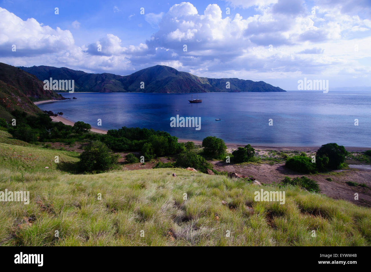 Guardando verso il basso in corrispondenza di una stile Phinisi liveaboard barca ad ancorare in Matu Monco Bay in NW Isola di Komodo, Parco Nazionale di Komodo, Indonesia Foto Stock