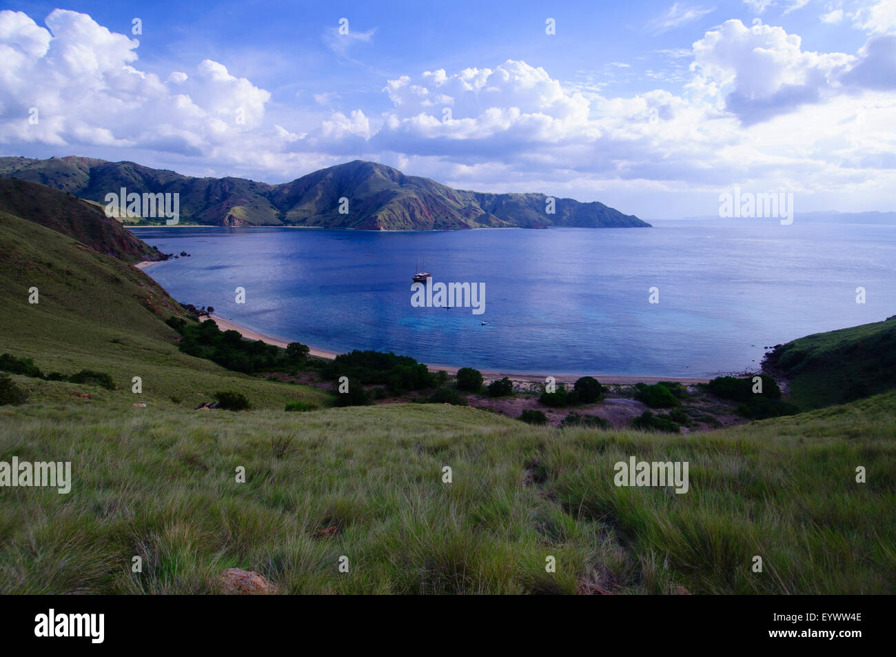 Guardando verso il basso in corrispondenza di una stile Phinisi liveaboard barca ad ancorare in Matu Monco Bay in NW Isola di Komodo, Parco Nazionale di Komodo, Indonesia Foto Stock