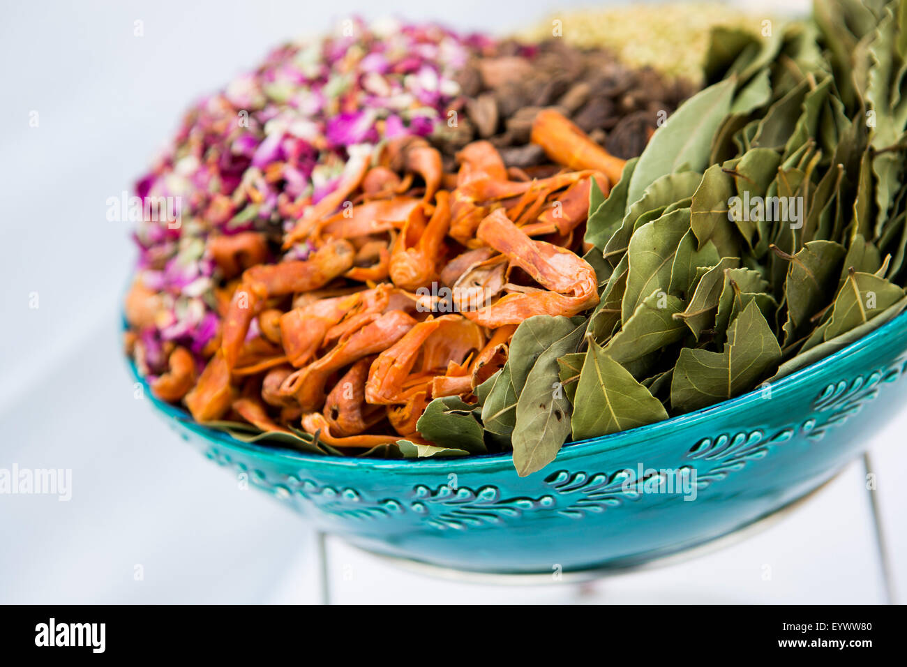 Una ciotola di spezie ed erbe aromatiche utilizzate nella cucina indiana tra cui la foglia di alloro, macis petali di rosa e nero cardamomo. Foto Stock