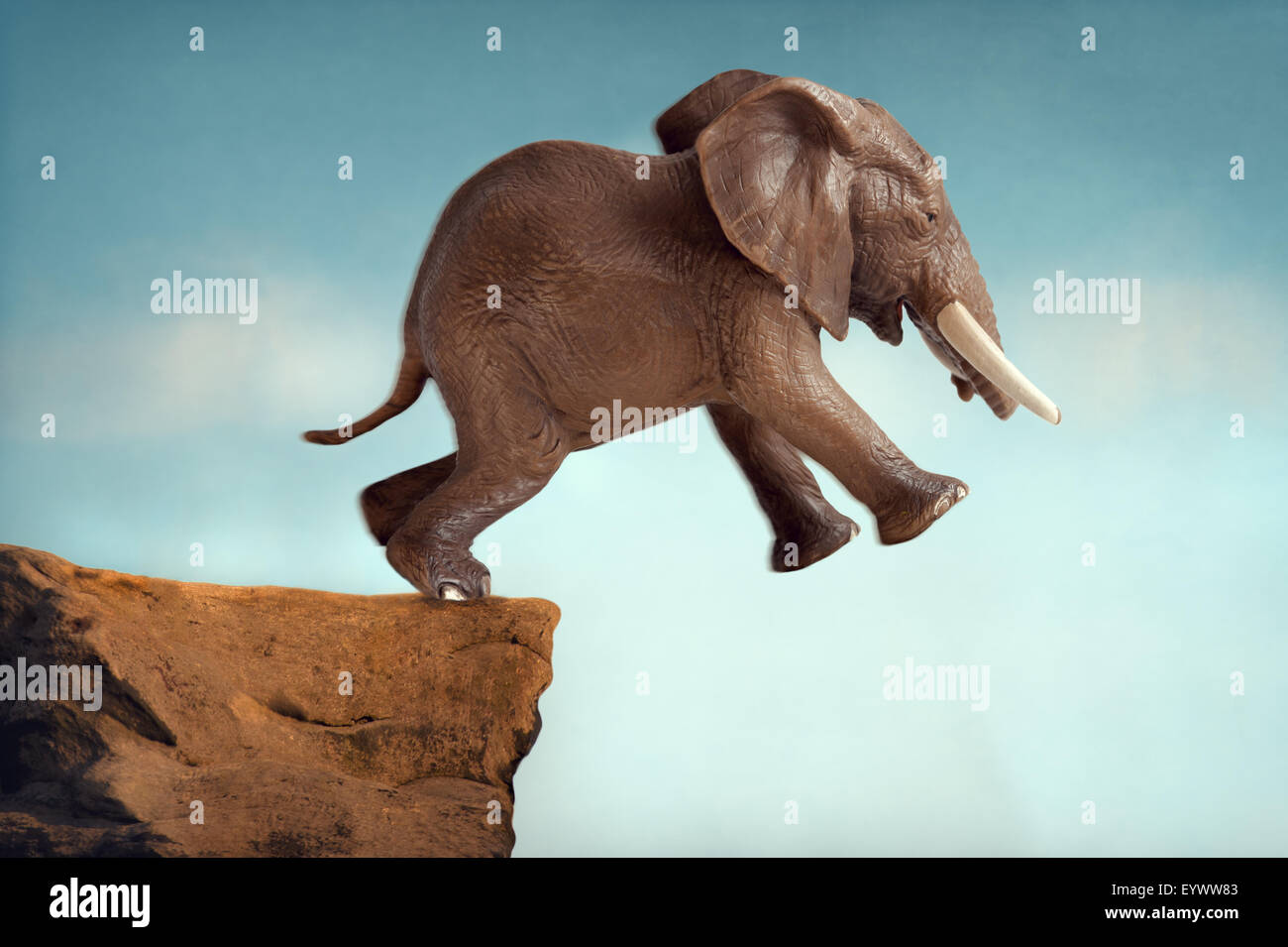 Salto di fede concetto elephant il salto in un vuoto Foto Stock