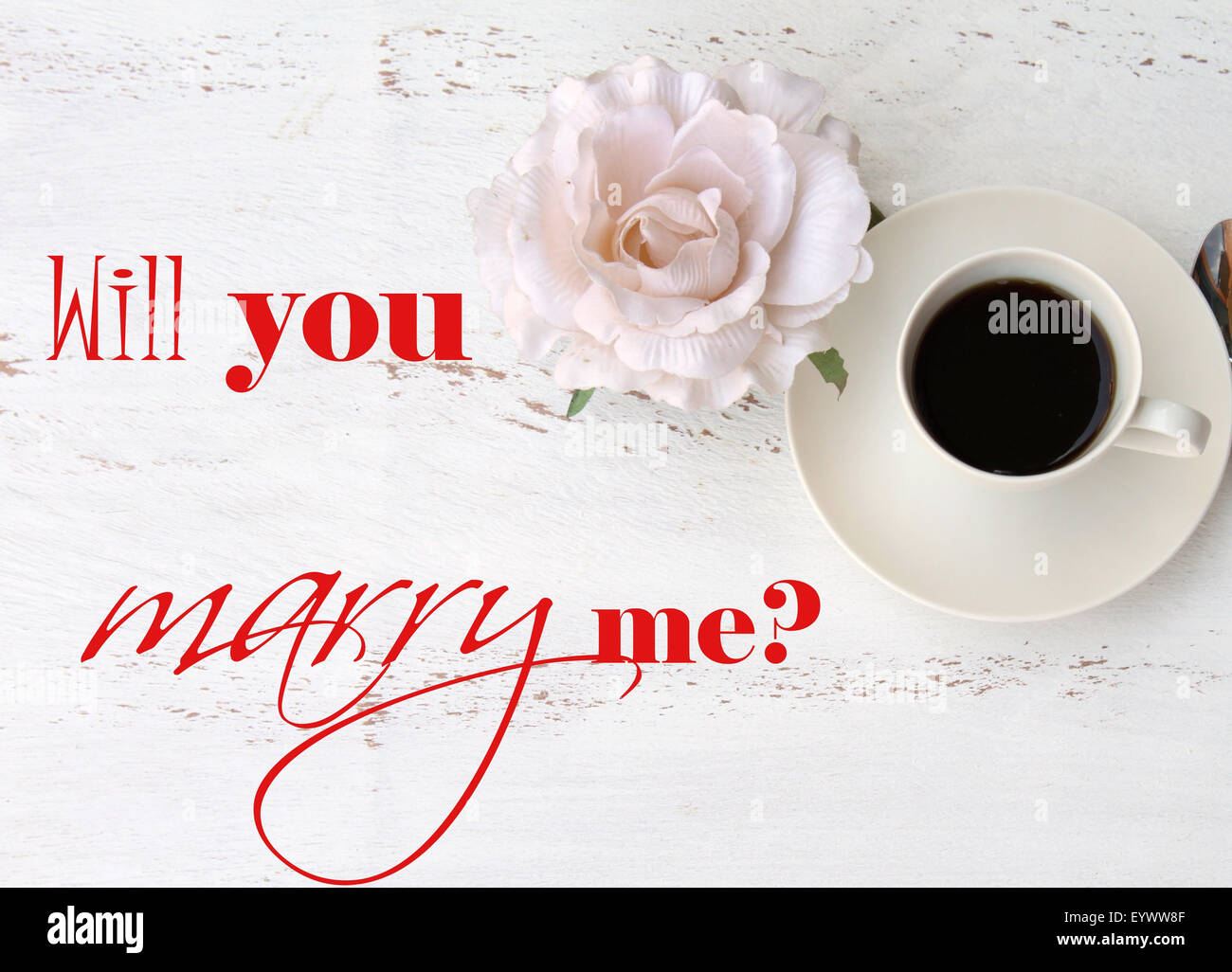 Una tazza di caffè nero e un fiore - ti sposerà me testo Foto Stock