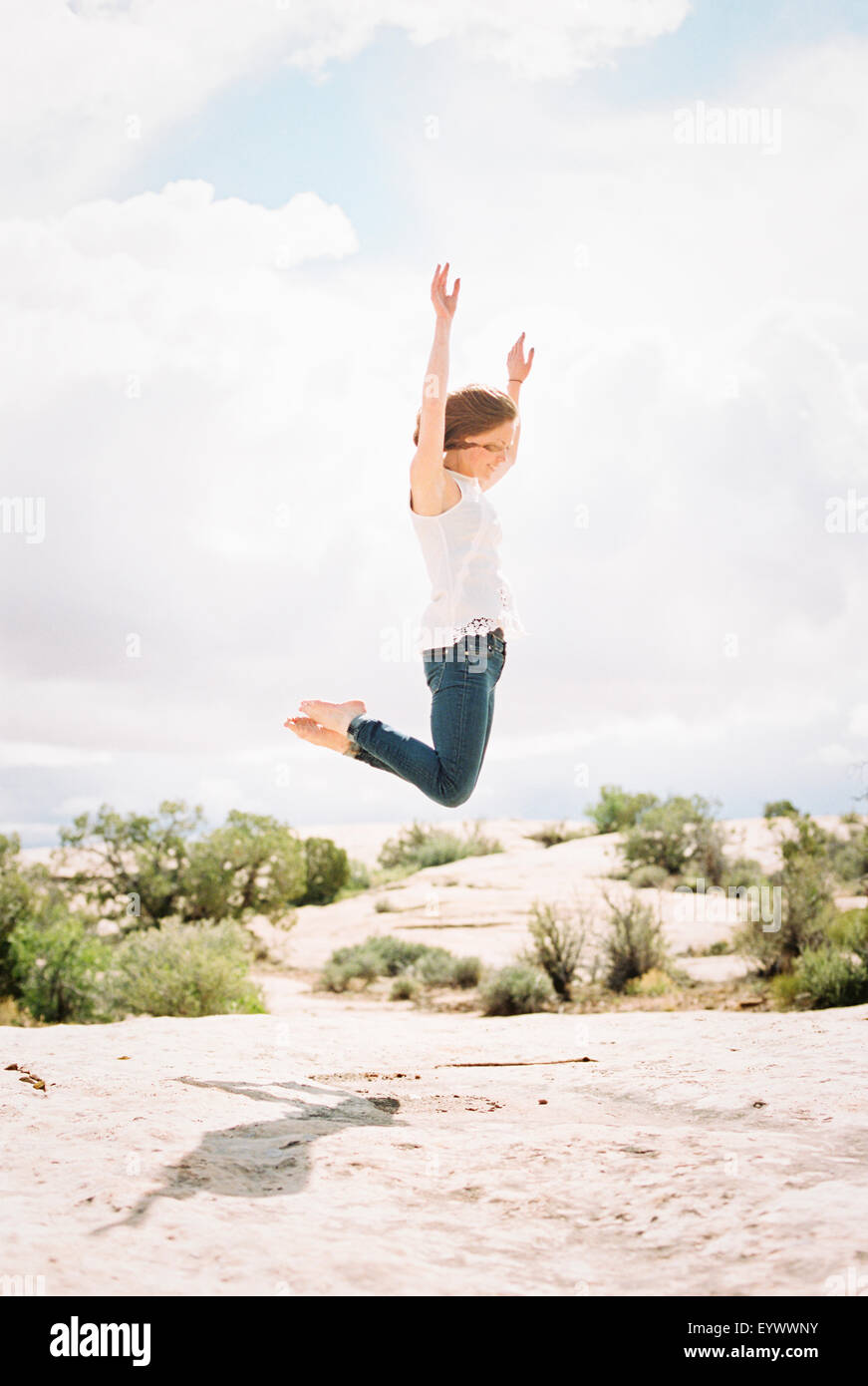 A piedi nudi donna il salto in aria Foto Stock