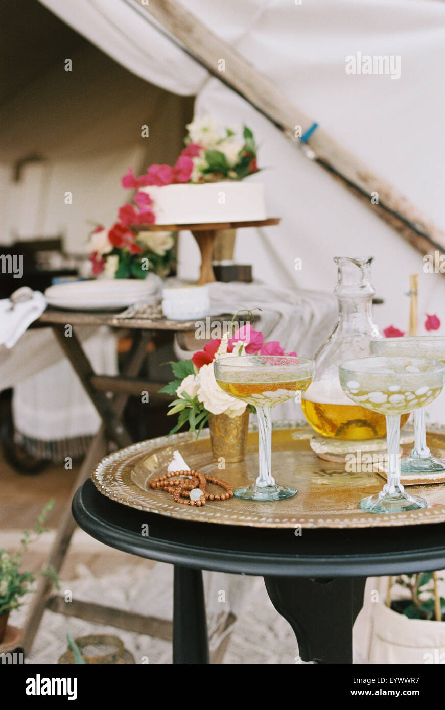 Il cibo e le bevande su tavoli fuori tenda in un deserto. Foto Stock