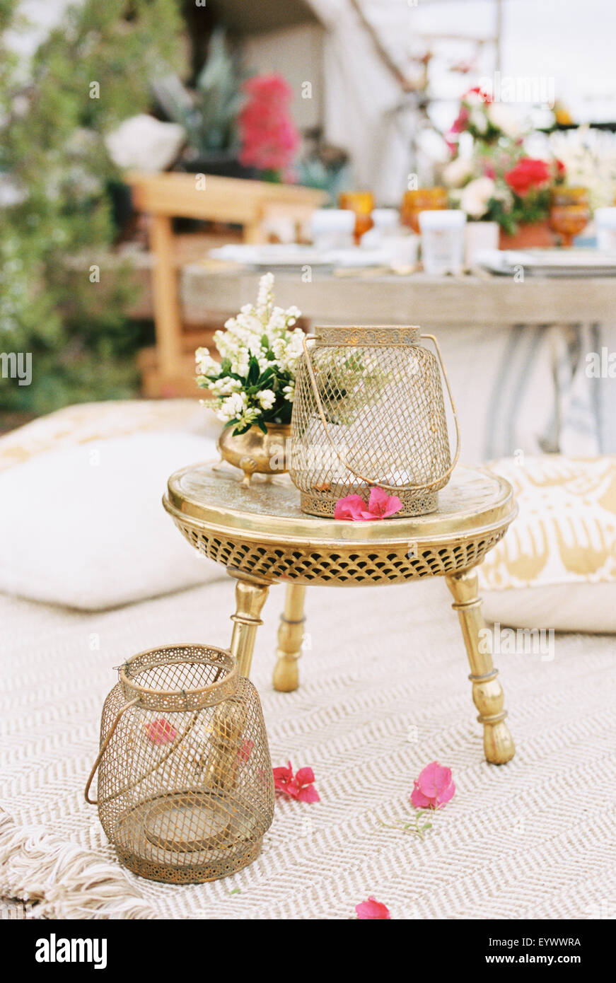 Lanterne e fiori tabella tenda glamping Foto Stock