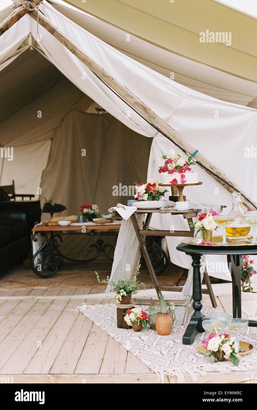 Il cibo e le bevande su tavoli fuori tenda glamping Foto Stock