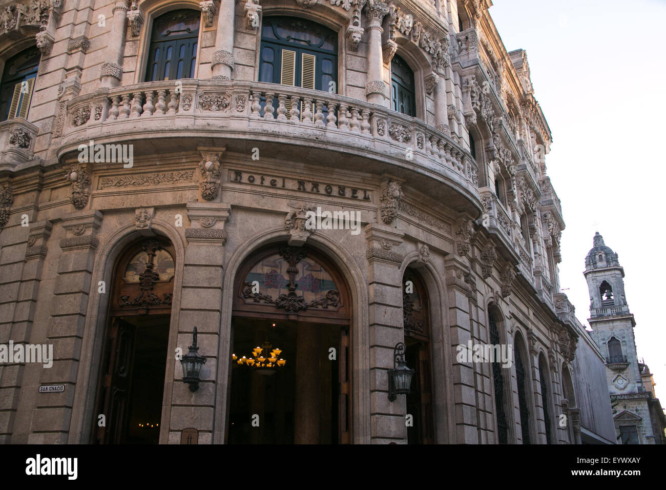 La facciata dell'Hotel Raquel nella Vecchia Havana, Cuba. Foto Stock