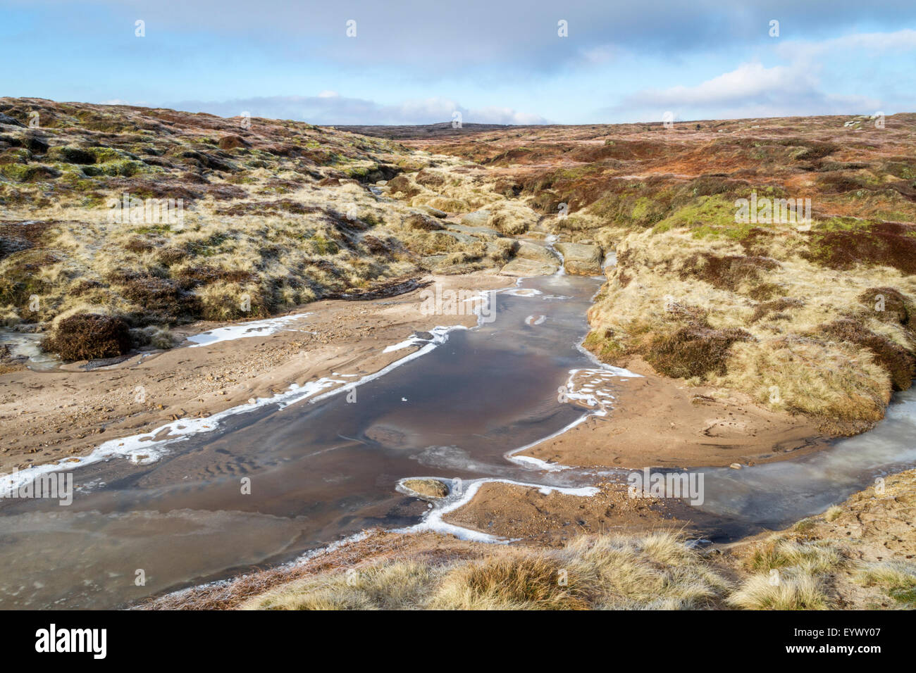 Flussi congelate su Edale Moor in Inverno Kinder Scout, Derbyshire, Peak District, England, Regno Unito Foto Stock