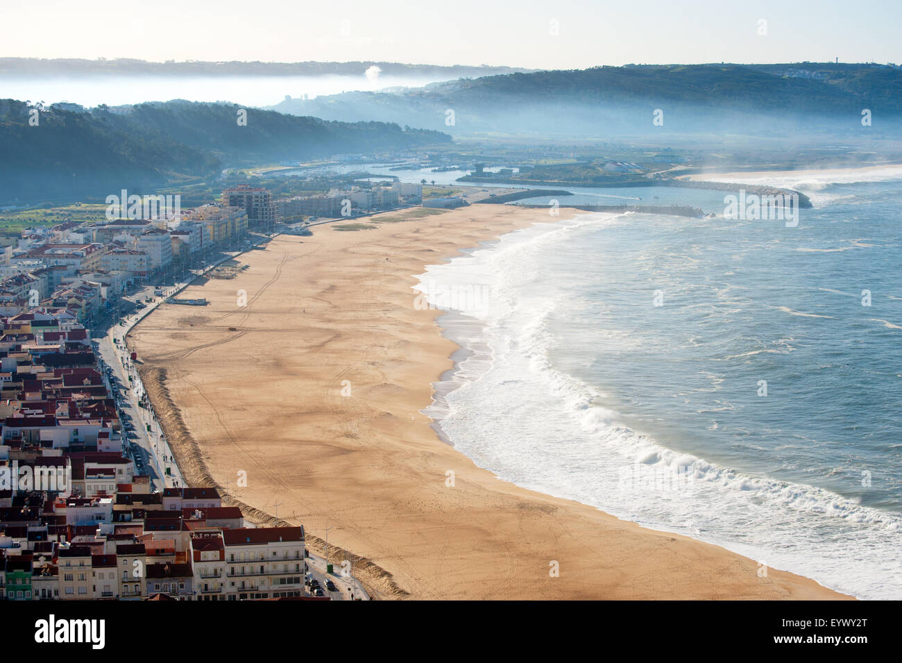 Vista sul borgo marinaro di nuovo Nazare Portogallo. Costa d'argento Foto Stock