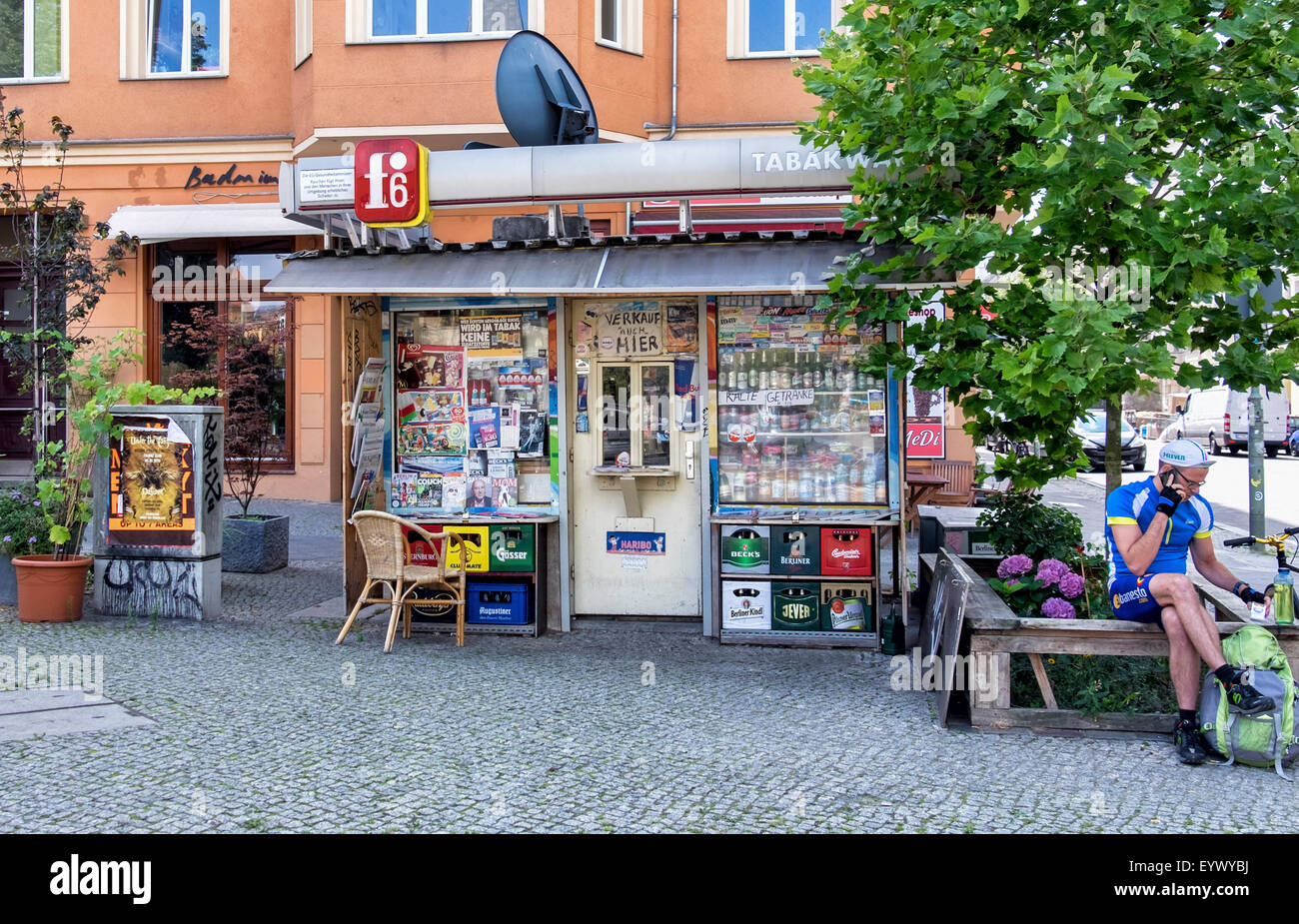 Chiosco ristoro la vendita di bevande fredde quotidiani e snack, Schönhauser Allee, Prenzlauerberg, Berlino Foto Stock