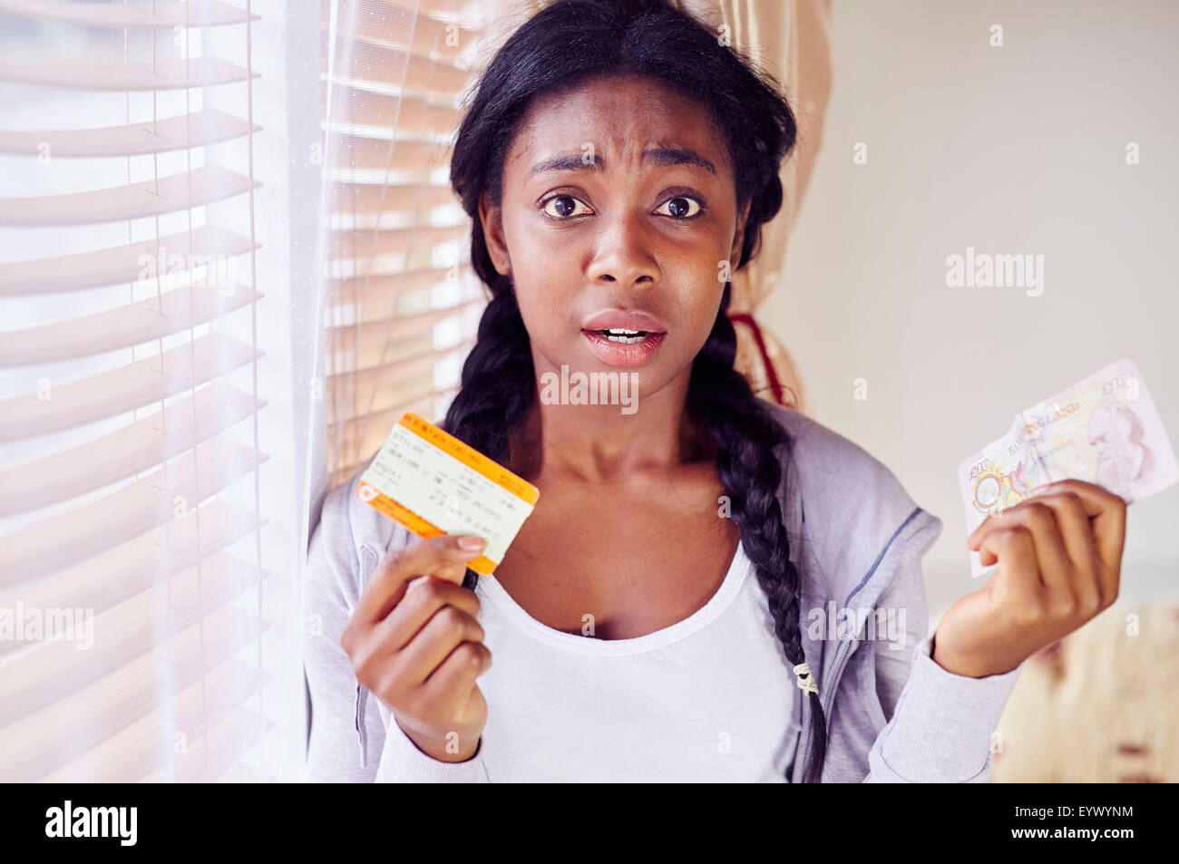 Ragazza preoccupato di costosi biglietti del treno Foto Stock