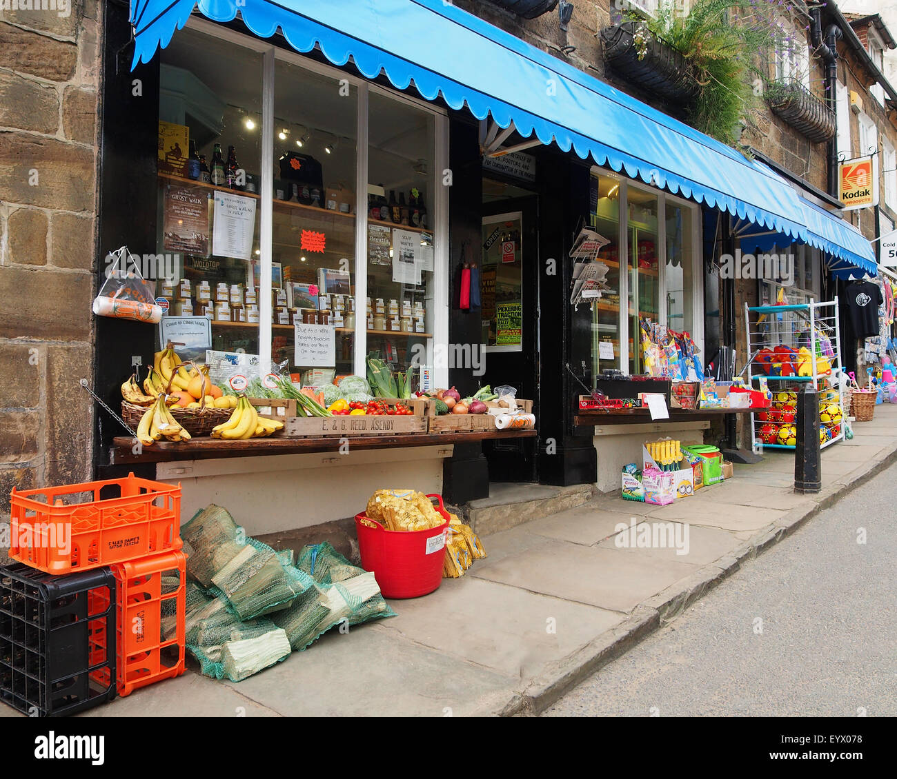 Un tradizionale fruttivendolo / general store in Robin Hood's Bay, North Yorkshire, Inghilterra, Regno Unito. Foto Stock