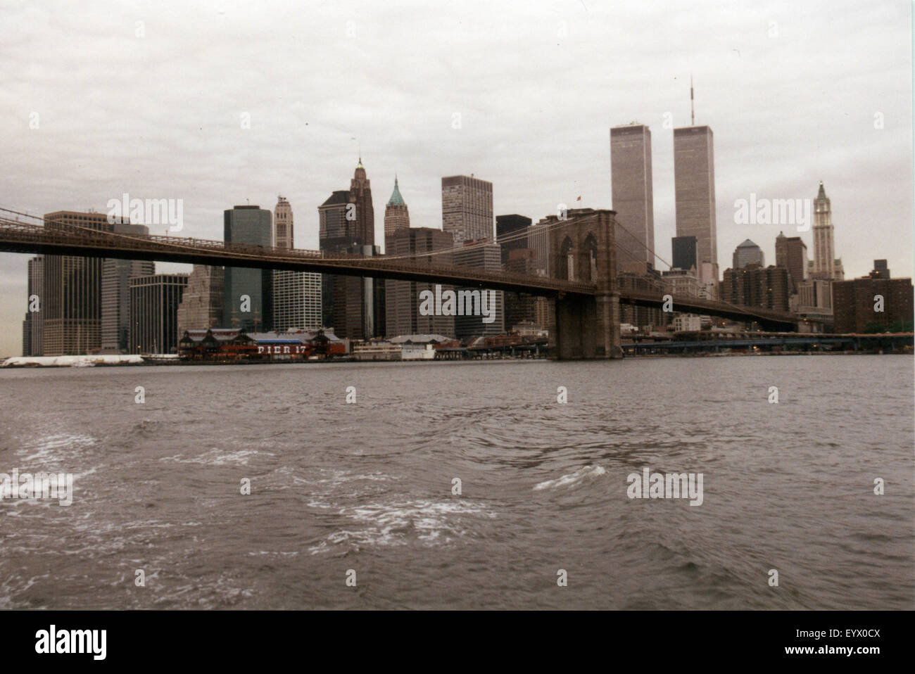Luglio 1995 - NEW YORK: lo skyline di Manhattan con le Torri Gemelle del World Trade Center e il Ponte di Brooklyn, Manhattan Foto Stock