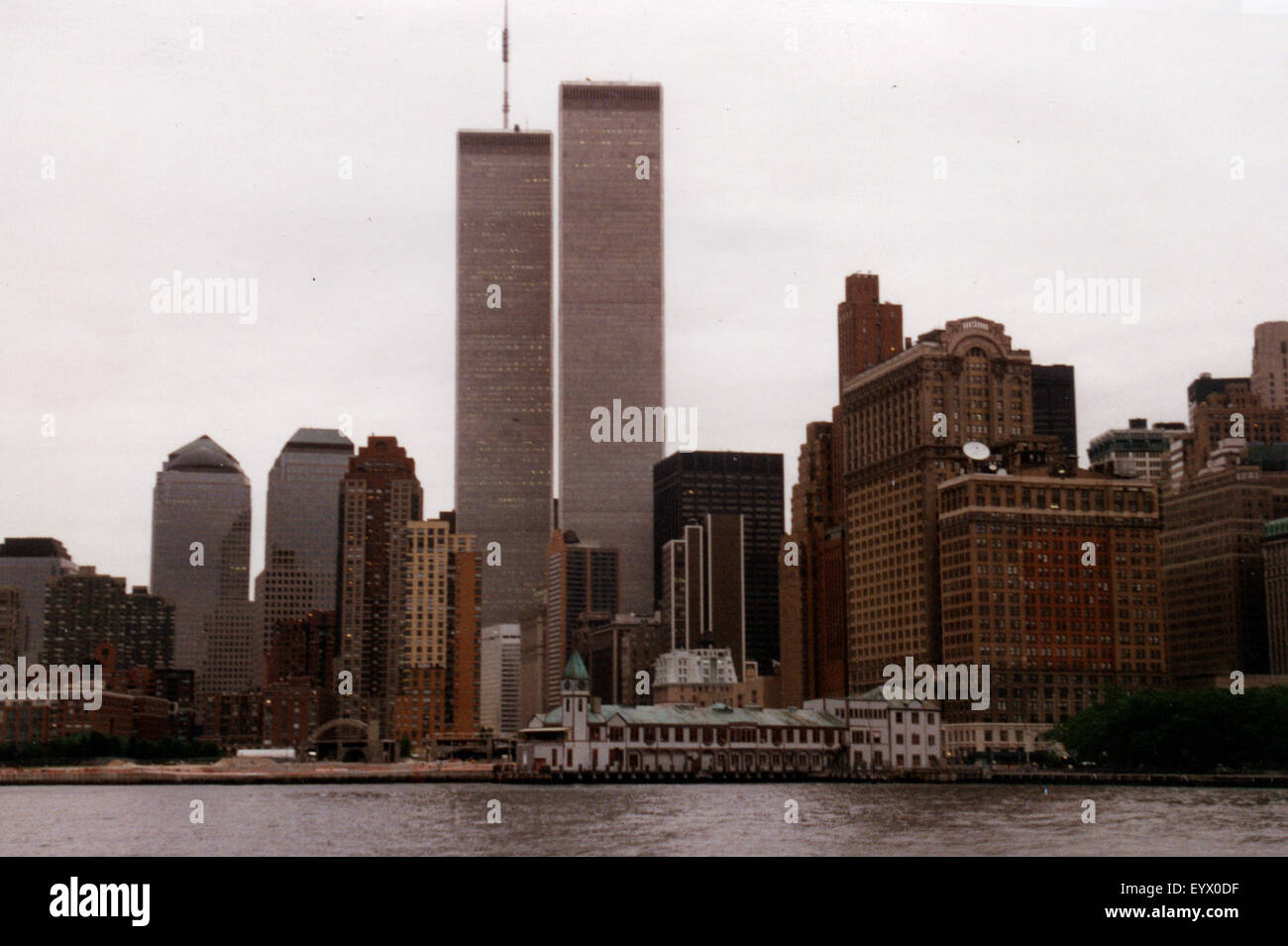 Luglio 1995 - NEW YORK: lo skyline di Manhattan con le Torri Gemelle del World Trade Center di Manhattan Foto Stock