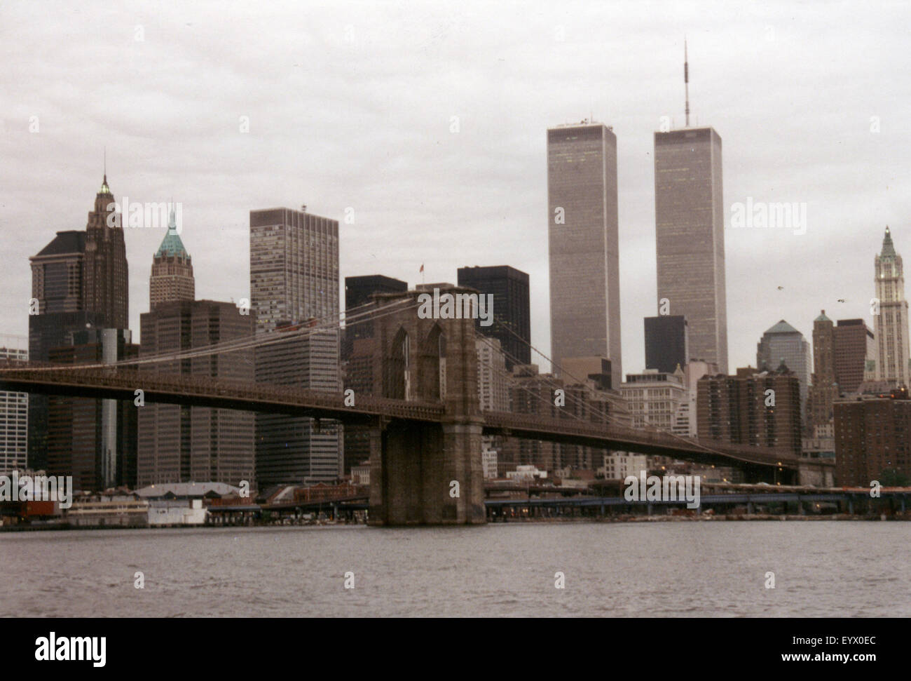 Luglio 1995 - NEW YORK: lo skyline di Manhattan con le Torri Gemelle del World Trade Center e il Ponte di Brooklyn, Manhattan Foto Stock