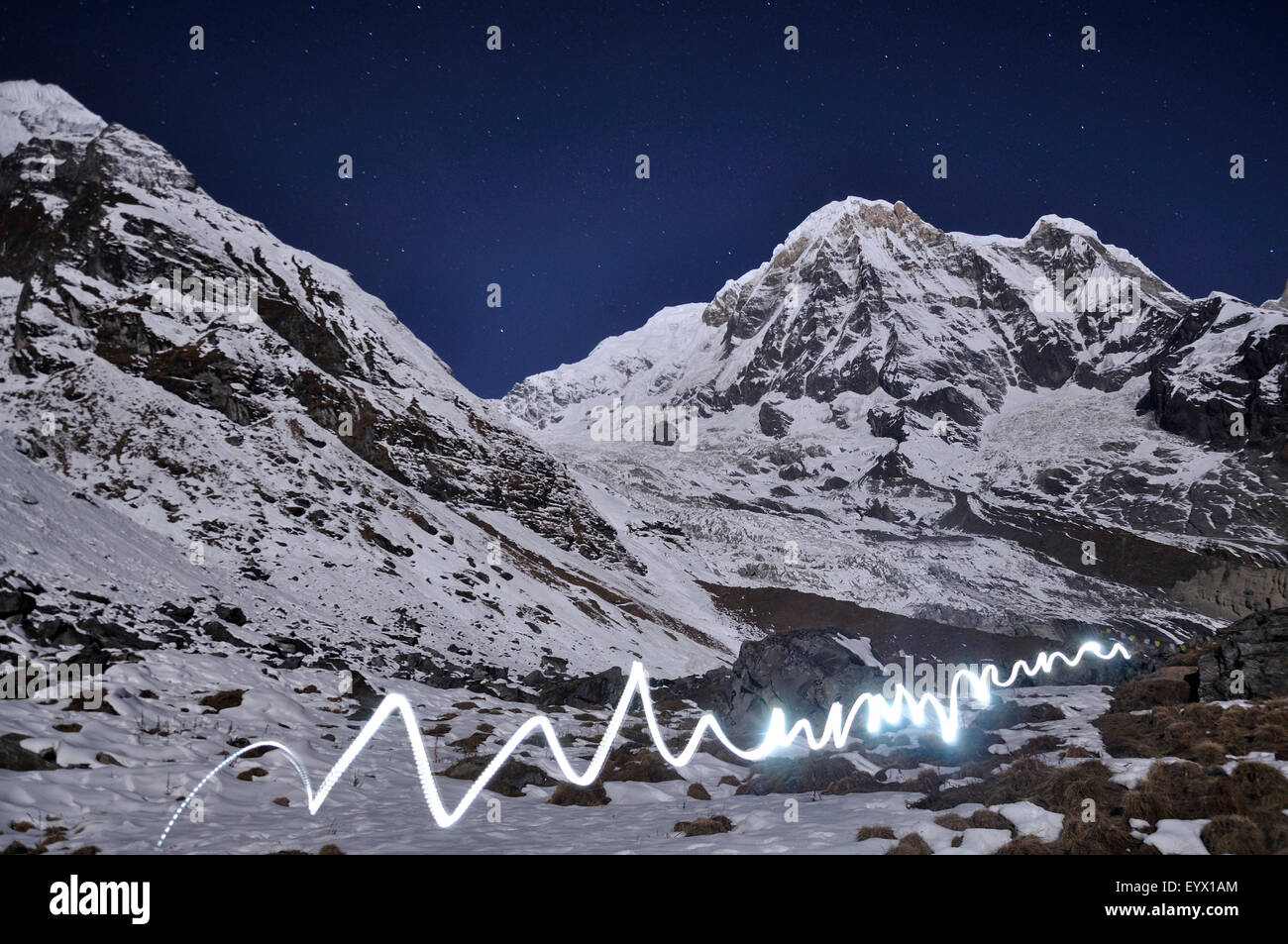 La pittura di luce in corrispondenza di Annapurna Base Camp Foto Stock