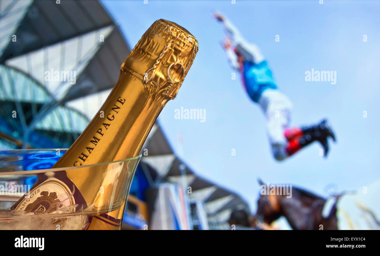 Royal Ascot primo piano bottiglia di champagne con Royal Ascot gara vincitore Frankie Dettori saltare in festa dietro Ascot Berkshire Regno Unito Foto Stock